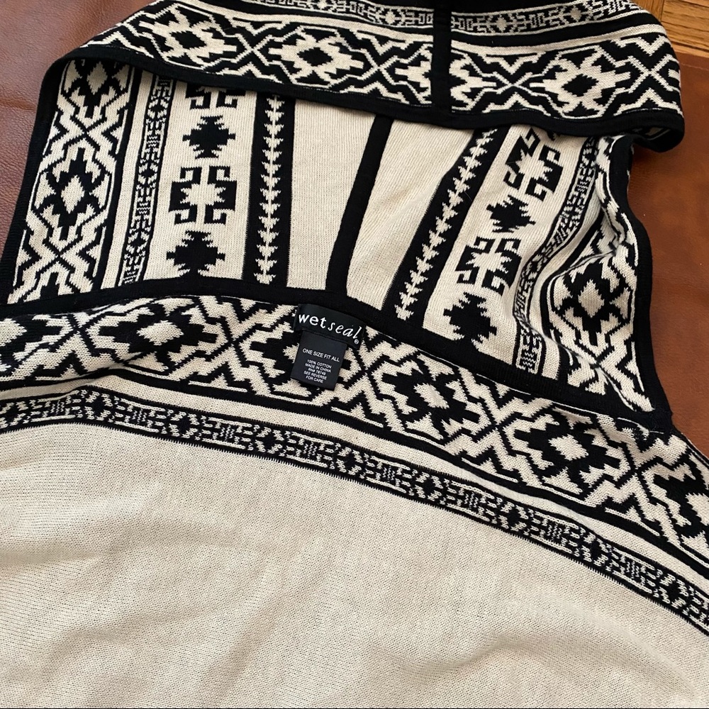 Wet Seal | Aztec Patterned Hooded Cape with Fringe | Open Front Poncho - Picture 9 of 10